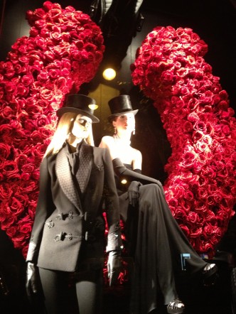 This is one of Ralph Lauren's dramatic and unique store front window presentations in Paris.
Are these ladies Real or Not?